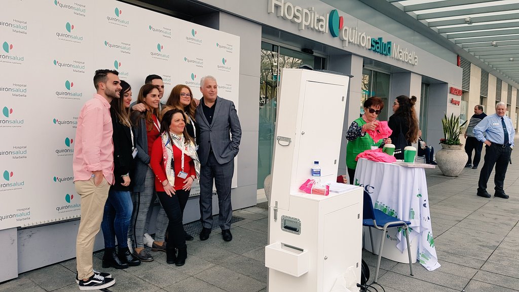 #DiaMundialContraElCancer 
Fotomatón solidario en <a href="/quironsalud/">quirónsalud</a> #Marbella. Una sonrisa de esperanza para quienes el cáncer ha irrumpido en su vida. Los avances tecnológicos y tratamientos abren cada día la puerta de la esperanza. Hoy es día de apoyo y sensibilización.
#aecc