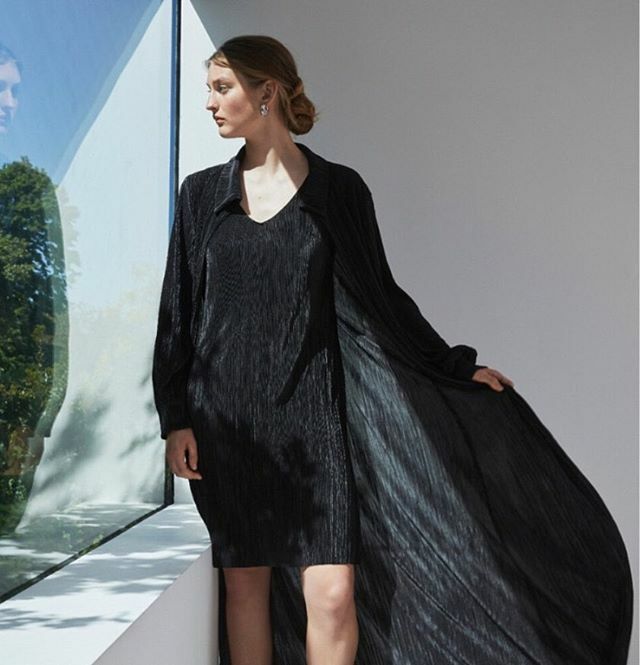 This minimalistic ensemble redefines effortless chic in the most elegant way. Find the Jey shirt jacket along with the Dalma dress at <a href="/ounass/">Ounass</a> or online at essevie.com 😍 #essevie ift.tt/2SfwffQ