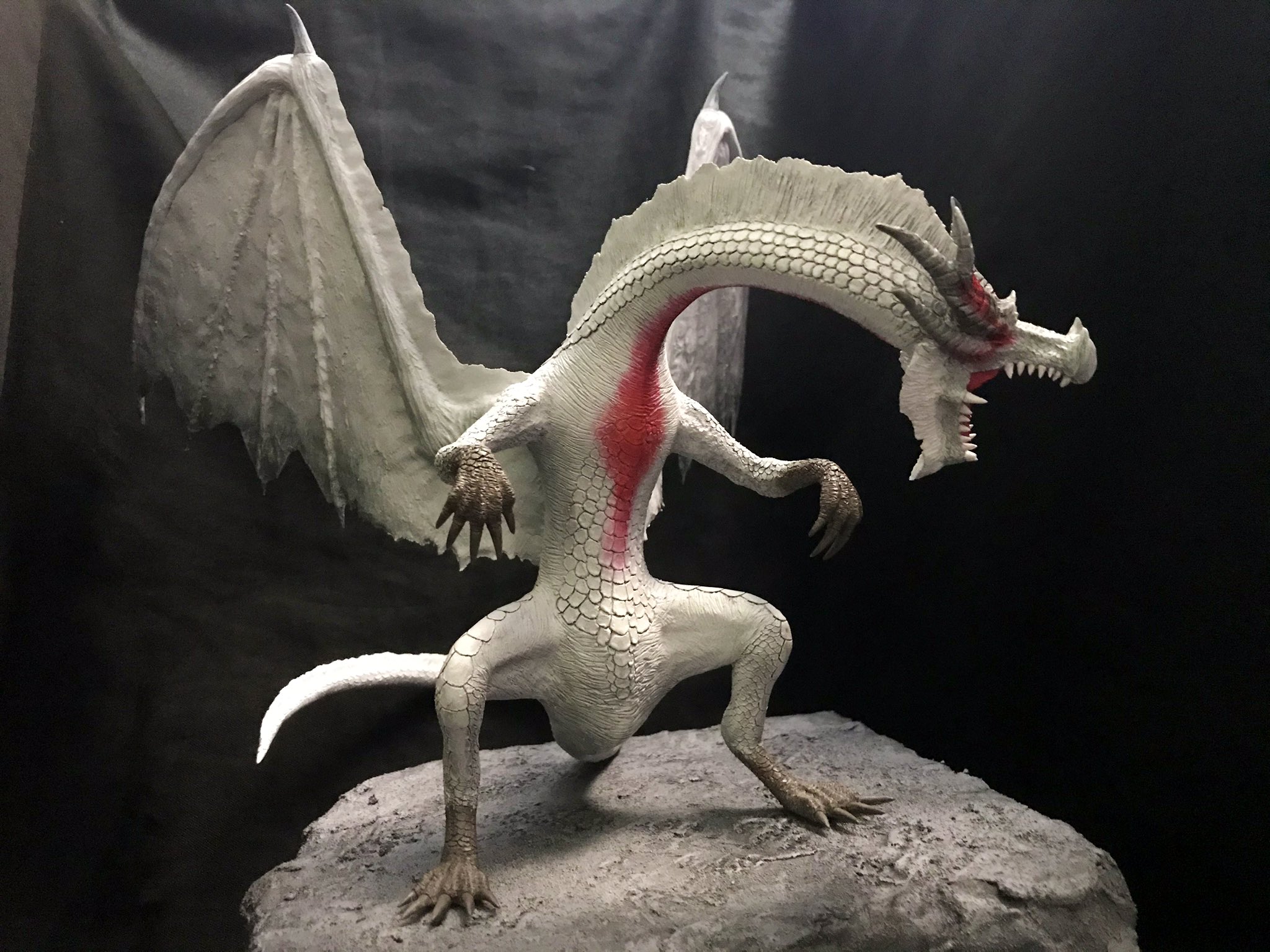 トびー V Twitter ー祖龍ー 粘土でミラルーツ こと祖龍ミラボレアス を作りました 鬣や角など良い感じに再現出来たと思います 怒り状態なので紅雷を添えてみました T Co Cowleff8om Twitter