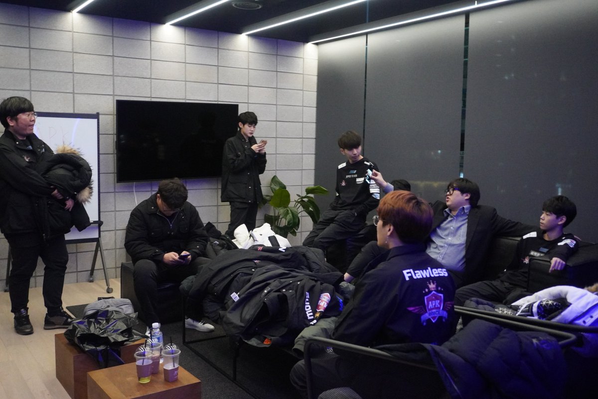 GOnGOPrince's tweet photo. 지난 #프로필 촬영 날 #APK 팀!
#APKPRINCE 선수들의 사진 전부 페이스북 페이지
사진첩에 정리하여 업로드 하였으니 많이 봐주세요! https://t.co/jO9Y5yU5nZ
#LCK #LCKSPRING #에이피케이 #익수 #플로리스 #케이니 #하이브리드 #시크릿 https://t.co/vLBkeAwY33