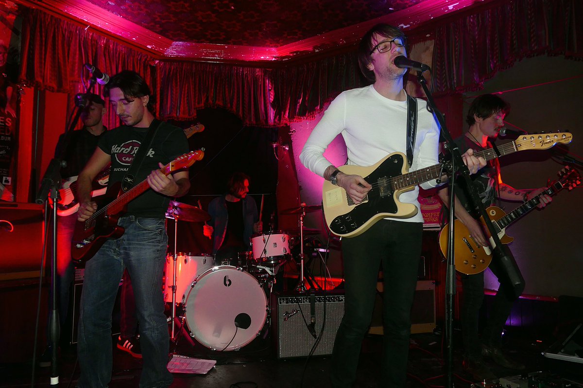 BreakGlassMag's tweet image. We popped over to Southsea for a great night at Fast Trains’ debut headline show at The Loft with support from VCR &amp;amp; Marley Blandford - review &amp;amp; photos here...
breakingglassmagazine.com/2020/02/04/liv…

#FastTrains #VCR #MarleyBlandford