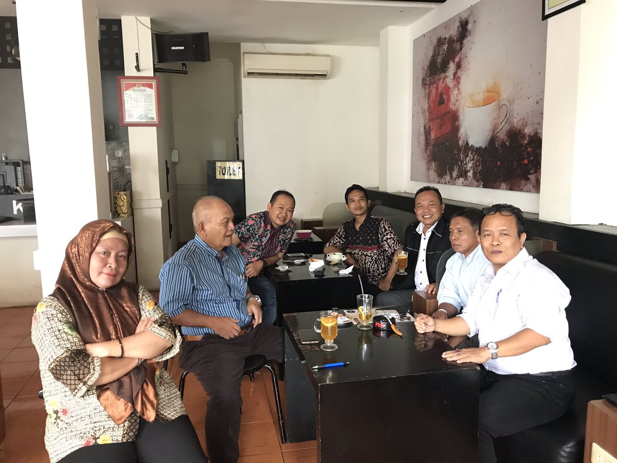 Rapat PC-AIPI Semarang, di Kafe Icos, Tembalang, tak jauh dari Kampus Undip, membahas rencana Seminar Nasional, jika tidak ada aral melintang digelar pada Selasa 24 Maret 2020, di Balaikota Semarang. Mohon doa restu. | <a href="/AlfitraSalamAPU/">Alfitra Salamm</a> <a href="/aipipolitik/">AIPI - Politik</a> <a href="/NurKhot17/">Nur Khotimah</a> <a href="/nurhidayatsardi/">Nur Hidayat Sardini</a>