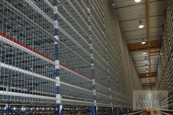 Gaaswanden voor scheiding en beveiliging in magazijnen. logistiek.com/magazijninrich…