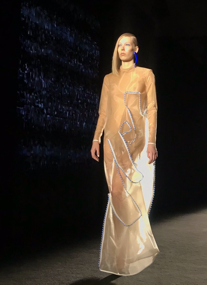 Trencadora i valenta Eva Iszoro (#AccidentalCutting) a la pasarel·la de la <a href="/080_bcn_fashion/">080 Bcn Fashion</a>. Un patronatge improvisat i original amb tècnica “accidental cutting”. Un goig veure la seva bona feina i projecció 👌