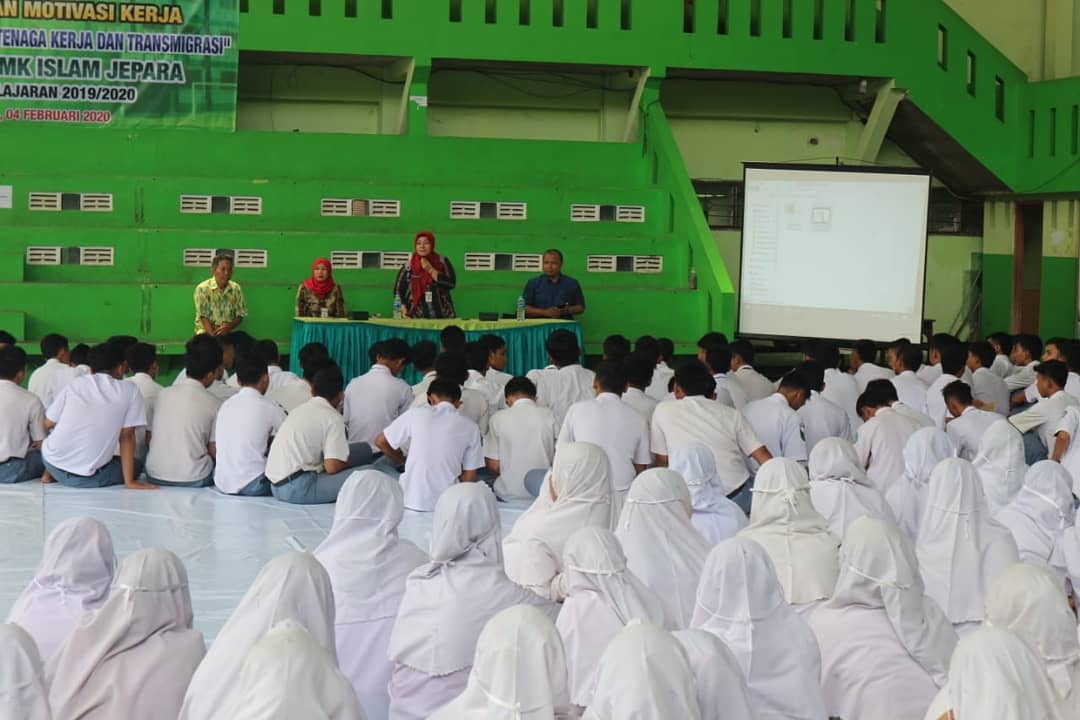Smkijepara's tweet photo. Para siswa siswi kelas XII diberikan motivasi kerja untuk menjadi profesional yang mandiri dan kompetitif di bidangnya dengan adab dan soft skill yang terpuji https://t.co/LtfUH4BkL1