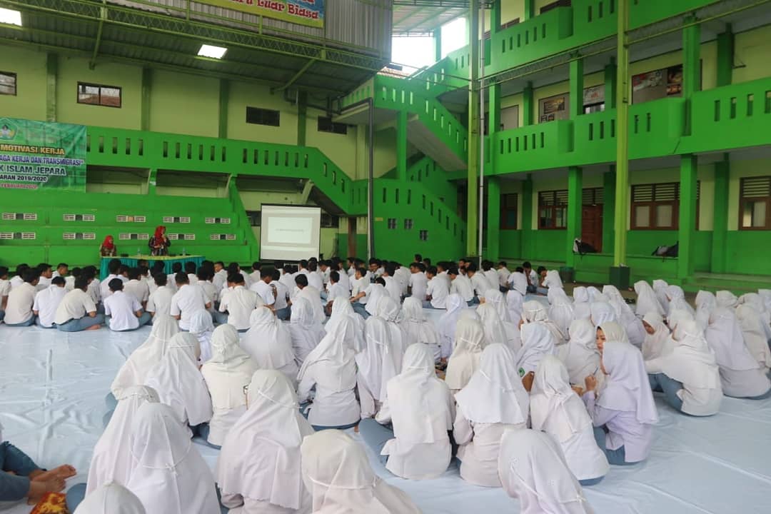 Smkijepara's tweet photo. Para siswa siswi kelas XII diberikan motivasi kerja untuk menjadi profesional yang mandiri dan kompetitif di bidangnya dengan adab dan soft skill yang terpuji https://t.co/LtfUH4BkL1