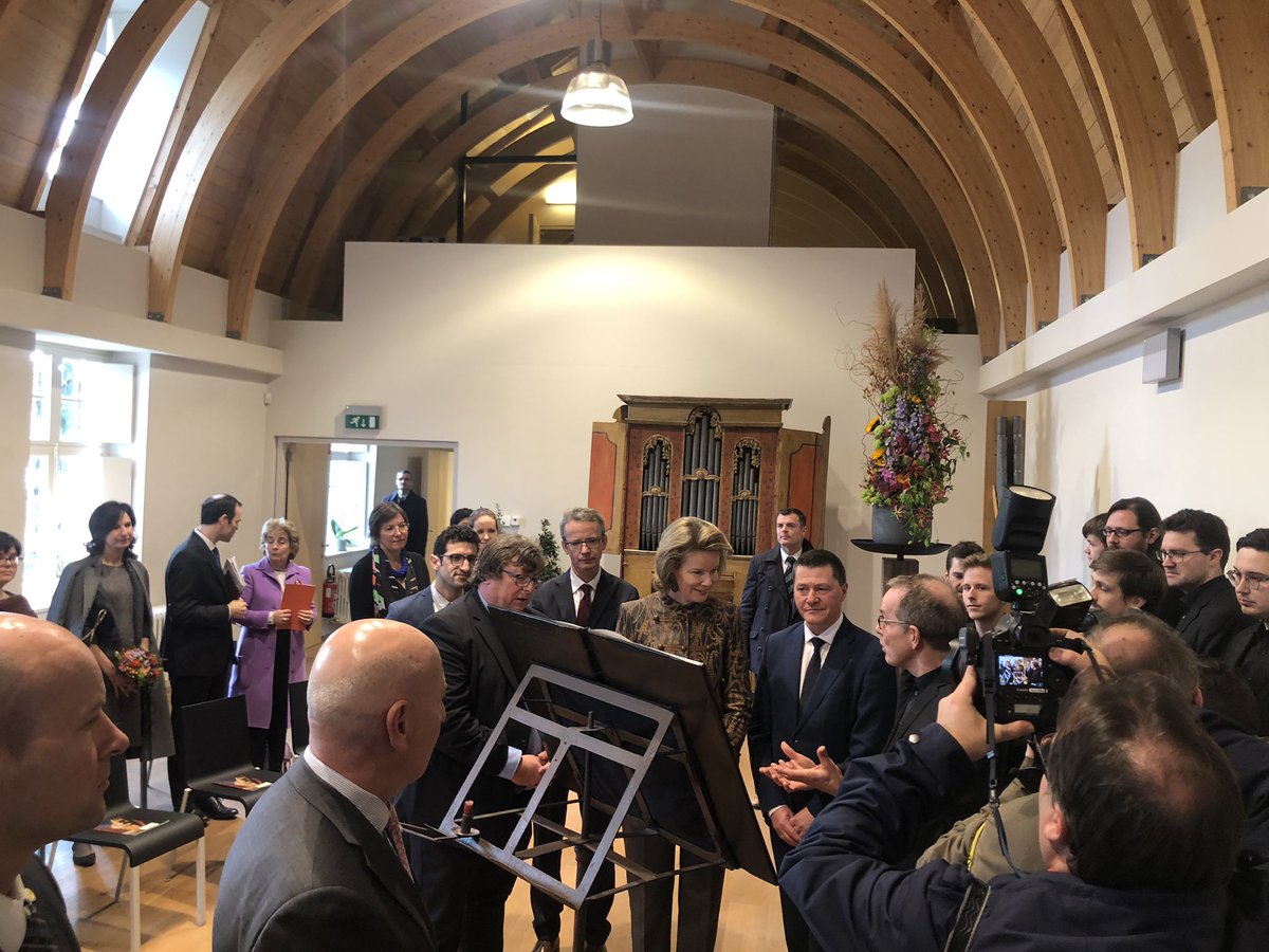 Deze ochtend bracht Hare Majesteit de Koningin als Beschermvrouw van de Alamire Foundation een bezoek aan de Library of Voices en het Huis van de Polyfonie #kuleuven bit.ly/2GYCu29