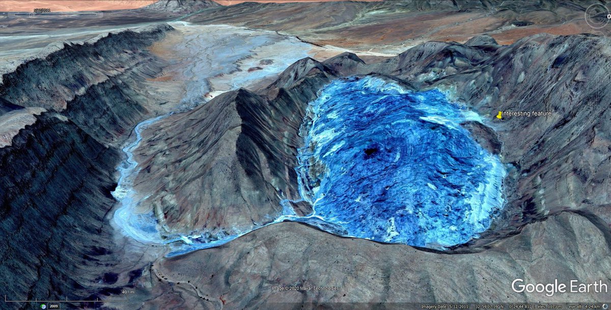 Came across this spectacular and interesting feature on  @googleearth while admiring the lovely structures of the western Saharan Atlas Mountains of Algeria.But what is it.... (thread)