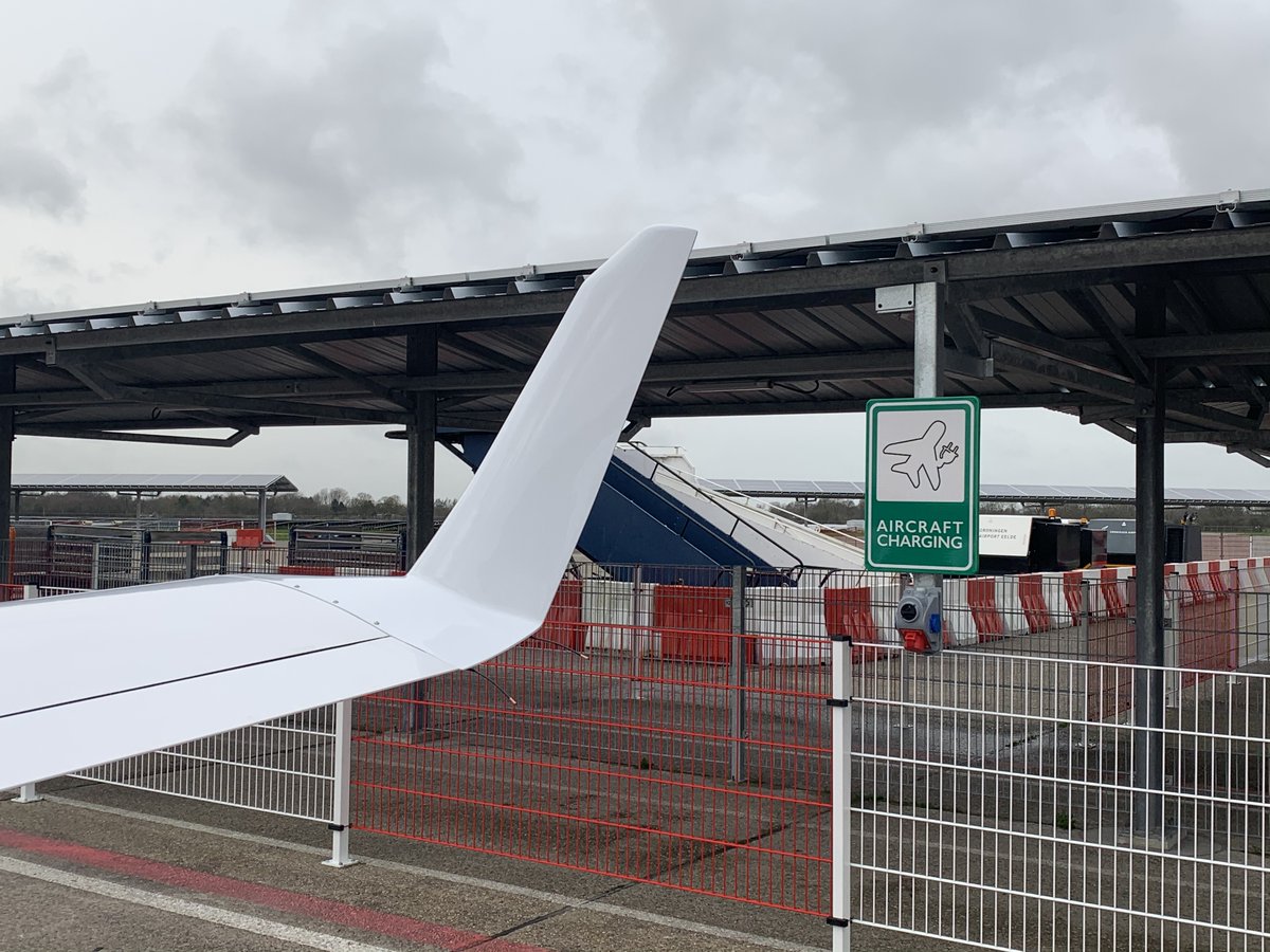 👏 Op onze luchthaven is een elektrische laadpaal voor vliegtuigen geïnstalleerd 🔌 We zijn hiermee de eerste Airport in NL die deze voorziening heeft. De stroom die de laadpaal gebruikt, is rechtstreeks afkomstig uit het zonnepark gelegen op de luchthaven bit.ly/2Sd2oEK