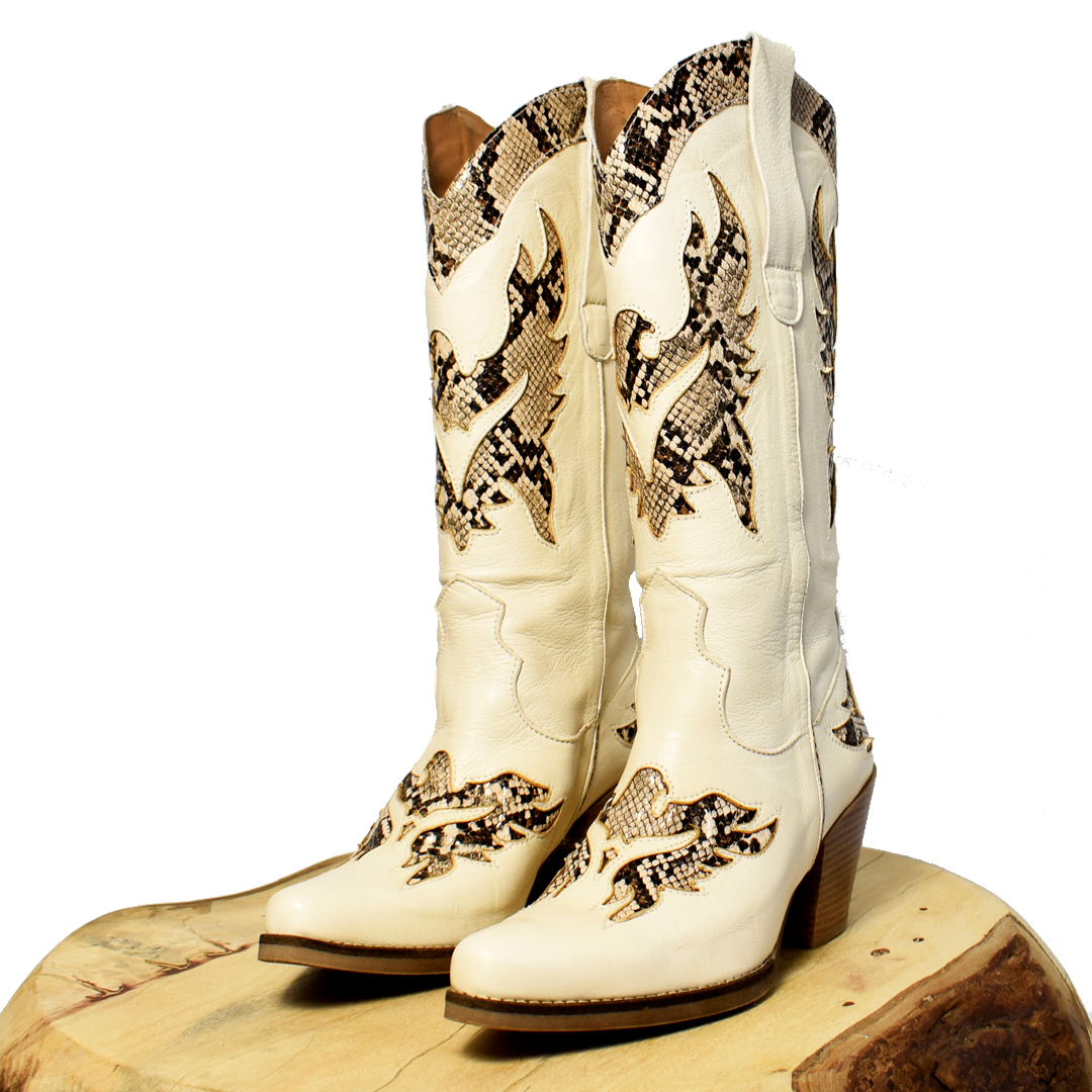 Las botas camperas están arrasando más que nunca. Enamórate de nuestro diseño donde destaca el snake 💛
bit.ly/2UkPtU0