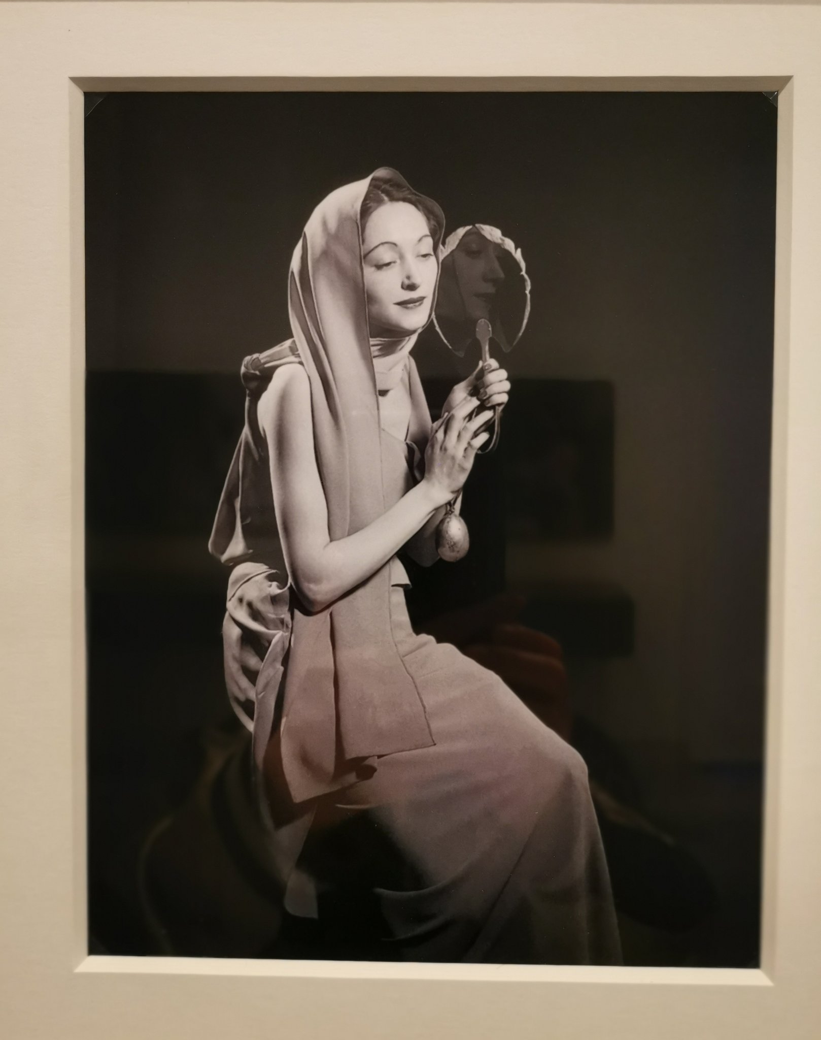 Hiroko Miyamoto マン レイが撮影したフランス人写真家ドラ マール Dora Maar アシスタントとして写真を学び その頃マン レイとピカソが友好があることから後に 大作と評価されたゲルニカの準備をする時 写真撮影を行っています Hiroko Miyamoto マン レイが撮影したフランス人写真家ドラ マール Dora Maar アシスタントとして写真を学び その頃マン レイとピカソが友好があることから後に 大作と評価されたゲルニカの準備をする時 写真撮影を行っています
