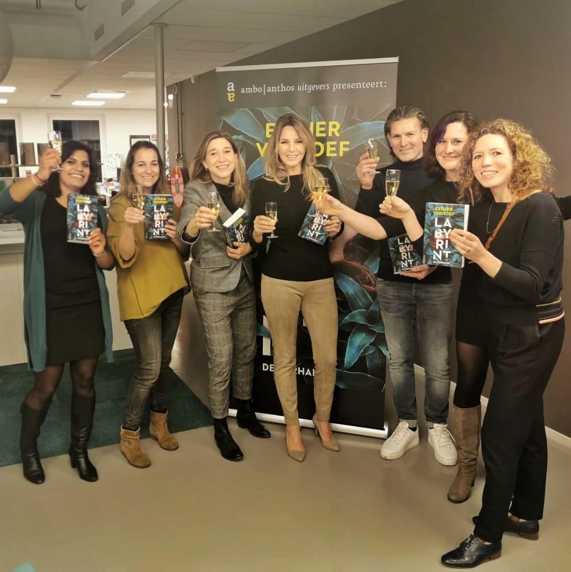 estherverhoef's tweet image. Jaaa! 🎉 Vanaf vandaag verkrijgbaar: &quot;LABYRINT - de verhalen&quot;!

Het eerste boek waarin al mijn verhalen gebundeld zijn, plus drie nieuwe, waaronder het lange titelverhaal #Labyrint 📚 

Met dank aan dit geweldige team van @amboanthos 🍾 Bedankt allemaal!