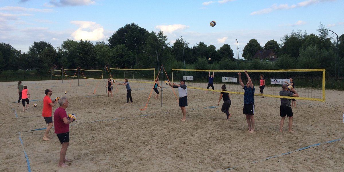 In de eerste #LokaleSportakkoorden die zijn🤝gesloten, spelen clubs een prominente rol. Is jouw vereniging al aangehaakt?!👉Mis jullie kans op meebeslissen over de besteding van lokale sportsubsidies niet! nevobo.nl/nieuwsbericht/… #LokaalSportakkoord #subsidie