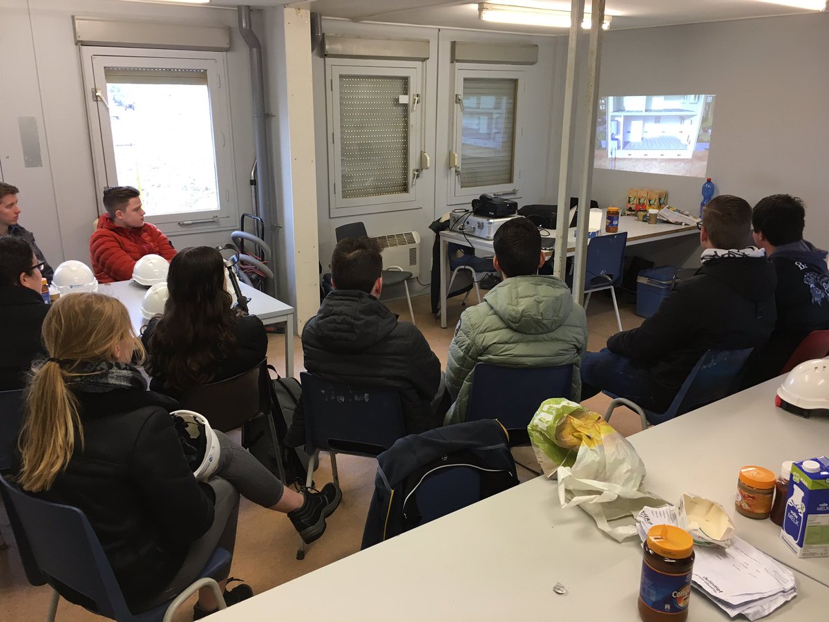ErwindePoorter's tweet photo. Vanmorgen voor de 1e jaars HZ studenten bouwproces toegelicht op werk Claverveld Goede opkomst en enthousiaste studenten Bedankt @FraanjeBouw https://t.co/Ems58ZqnMR