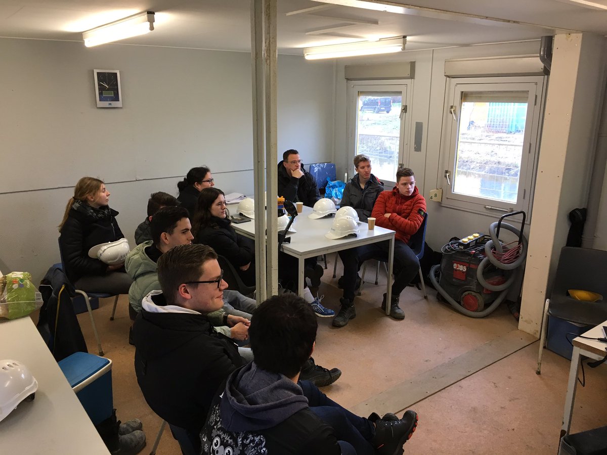 ErwindePoorter's tweet photo. Vanmorgen voor de 1e jaars HZ studenten bouwproces toegelicht op werk Claverveld Goede opkomst en enthousiaste studenten Bedankt @FraanjeBouw https://t.co/Ems58ZqnMR