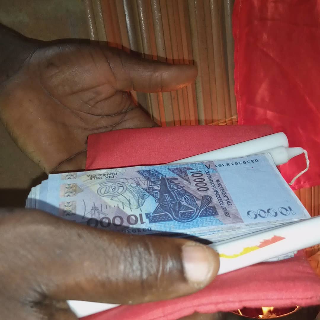 medium_toffa's tweet photo. Salut ! 
Ici c'est le grand maître médium suprême du Bénin 
À votre disposition pour vous aider dans tout vos problèmes 
Veillé me contacter sur le numéro +229 60 91 49 73
@AmbaFranceLiban 
@AmbassadeC
@AmbJaponFR 
@atout_france @Academie_Paris 
#riche 
#couples 
#France 
#Paris https://t.co/a0EIkVgtr3