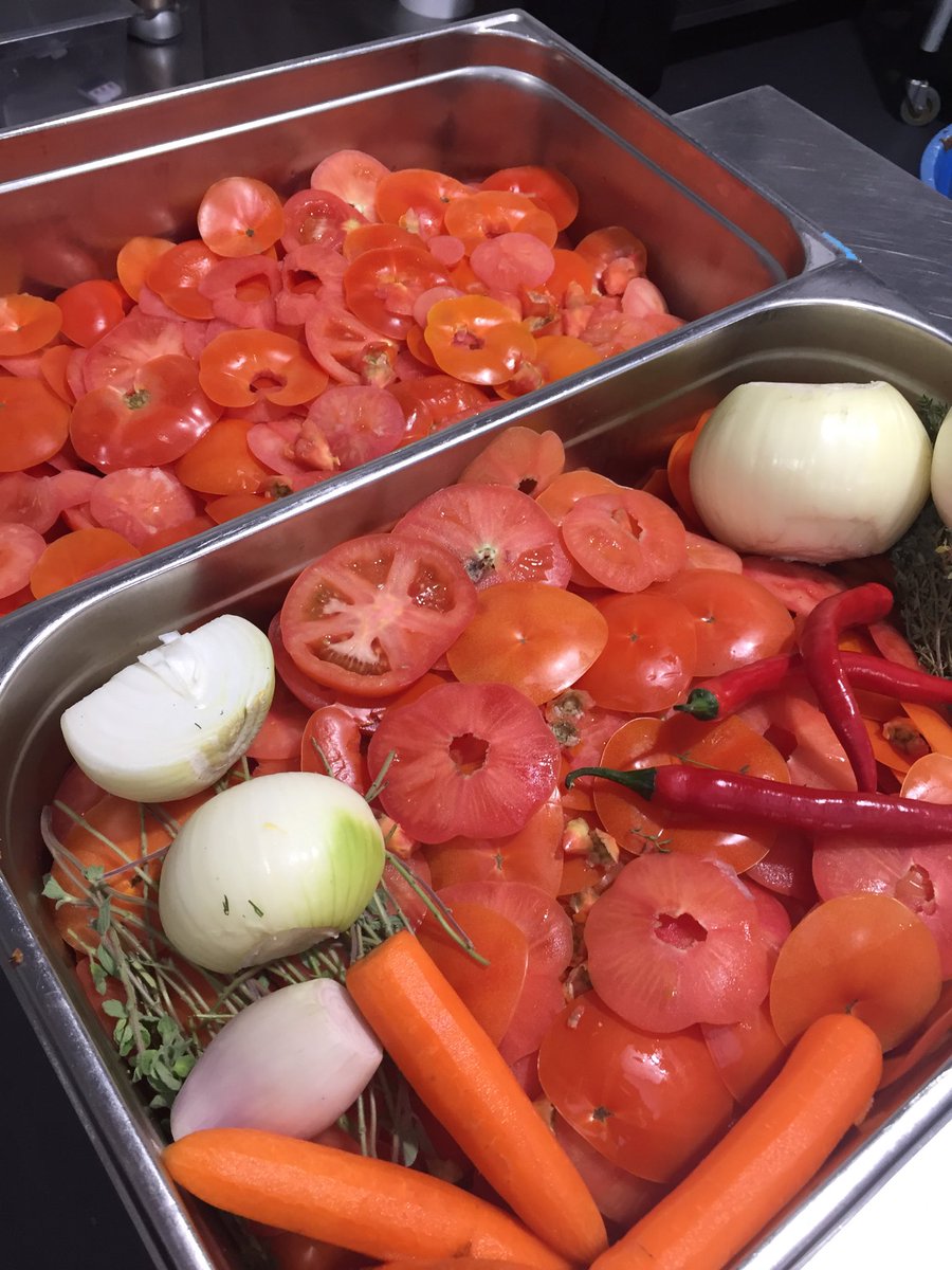 Nothing wasted! These tomato trimmings are now a delicious purée and have been added to our lunchtime risotto for an extra tomato hit! ⁦<a href="/WeAreFooditude/">Fooditude</a>⁩