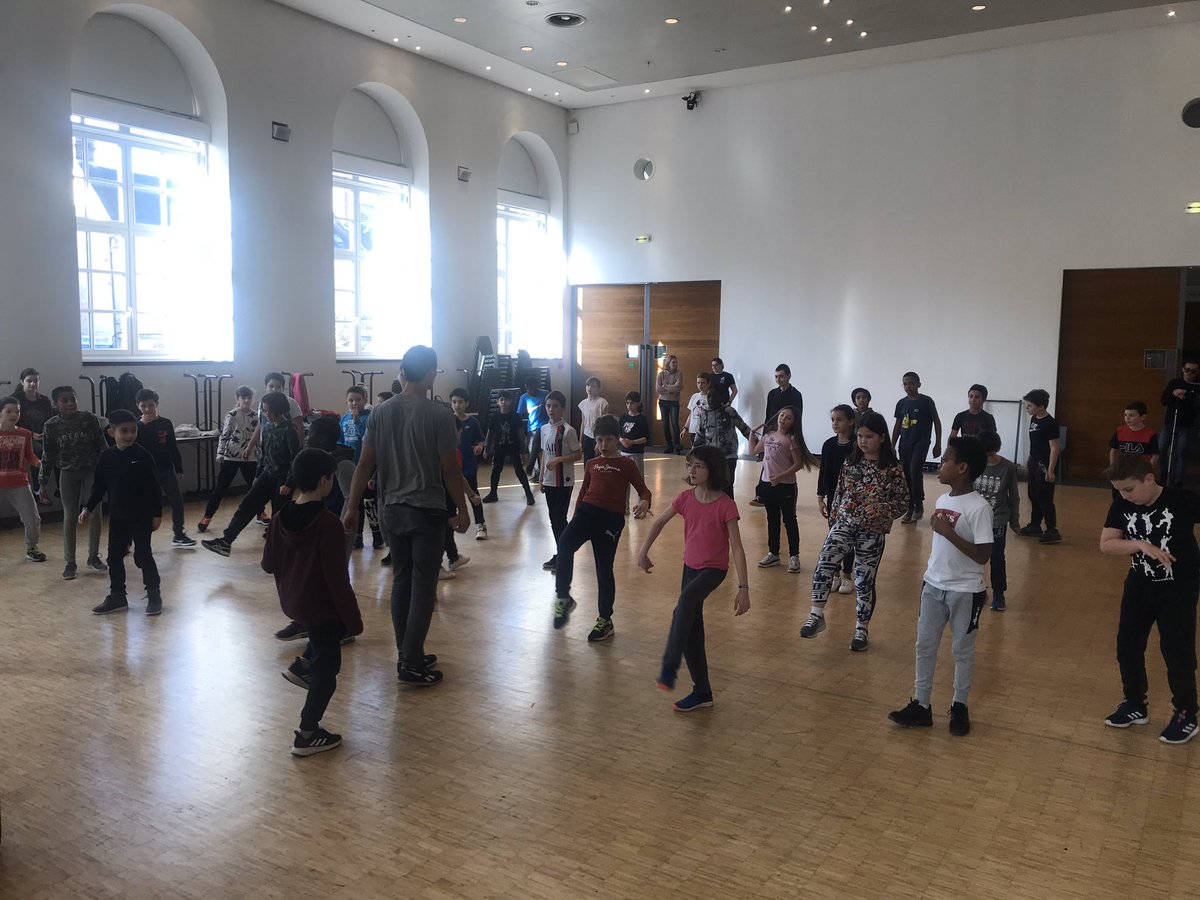 61College's tweet photo. #SOP2020 démonstration et initiation pratique au #hiphop; merci aux organisateurs, aux associations impliquées et bravo aux jeunes danseurs! Rdv sur la page Facebook de l’AMH pour voir des vidéos https://t.co/PyO356VyuZ https://t.co/LArvacaeYu