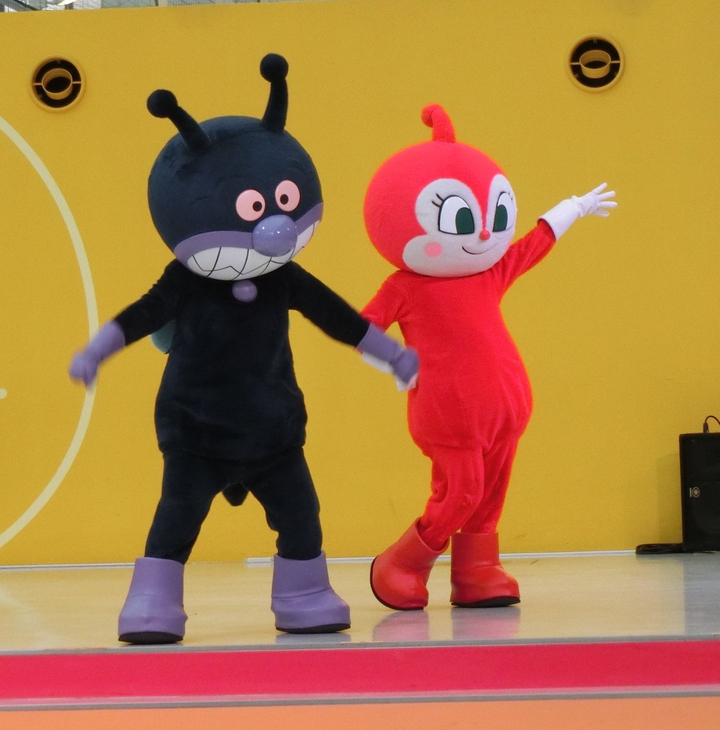 ヴェム おはなしも色々あったけど最終的に仲良くダンスというやさしい世界で良かった アンパンマンとばいきんまんドキンちゃんのフォルムの違いいい T Co Ryxgtvvs59 Twitter