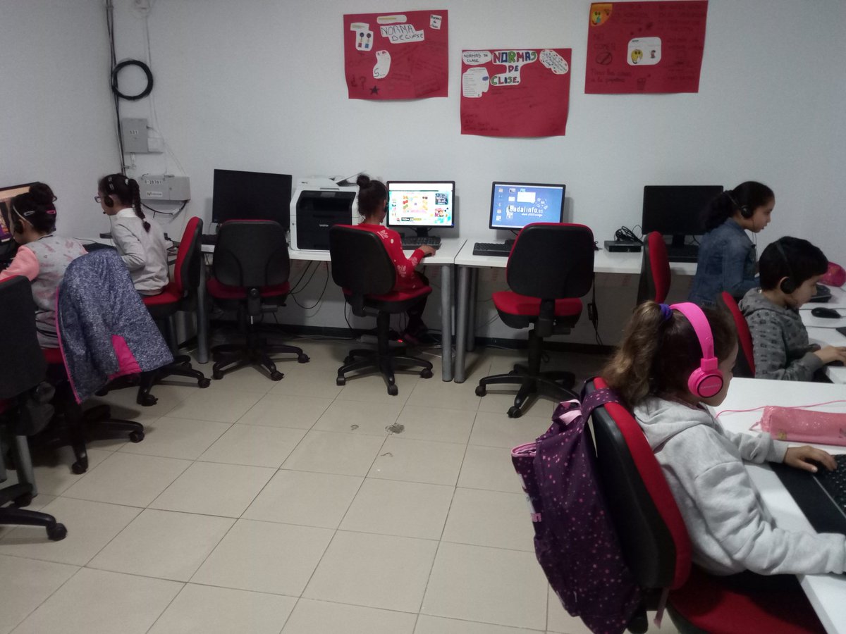 PuntoVuelaPuche's tweet photo. Este grupo de peques se estrena en el #capipuche con muchas ganas. Seguro que hacemos grandes cosas😜💪💻 en estos meses. #creapeques #guadalinfo https://t.co/3AEB4paCzJ