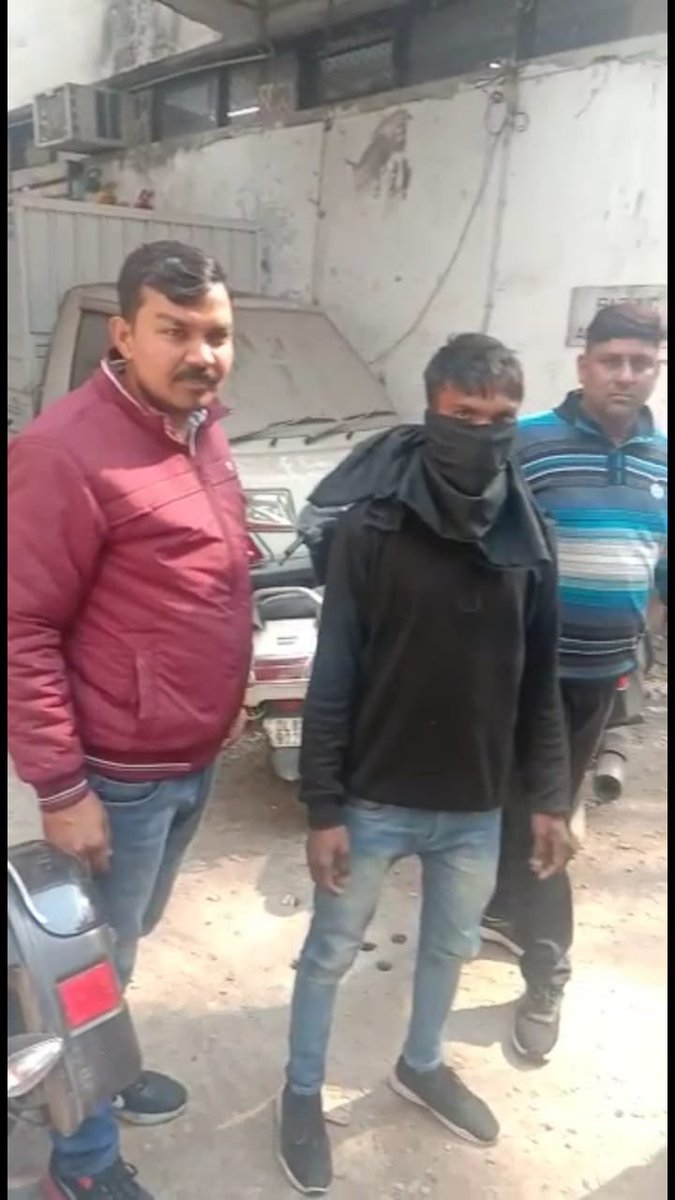 Sensational blind murder with robbery case FIR no 64/20 of 31st January’19 of PS Malviya Nagar, solved, accused arrested. Robbed Mobile Phone of the deceased recovered. Two of the three apprehended persons are juveniles. @DelhiPolice @LtGovDelhi @CPDelhi #CrimeDetection