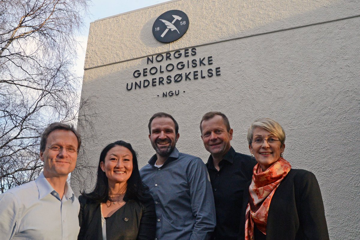 I går var NGUs nye avdelingsdirektører på plass. Jostein Mårdalen, Hege Brende og Vegard Aune utgjør nå toppledergruppen, sammen med Henrik Schiellerup og NGU-direktør May Britt Myhr. - Jeg er svært godt fornøyd med å ha fått nettopp disse fire personene som avdelingsdirektører.