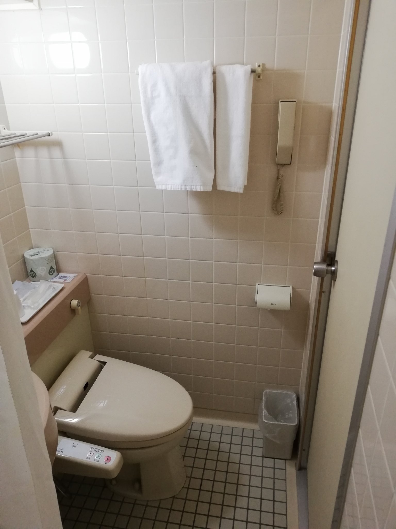 ロワパ 花屋 ロワテオ 以前泊まったビジネスホテルのユニットバスに受話器が付いていたんだけどこれ何につかうの T Co Kgplx41k9q Twitter