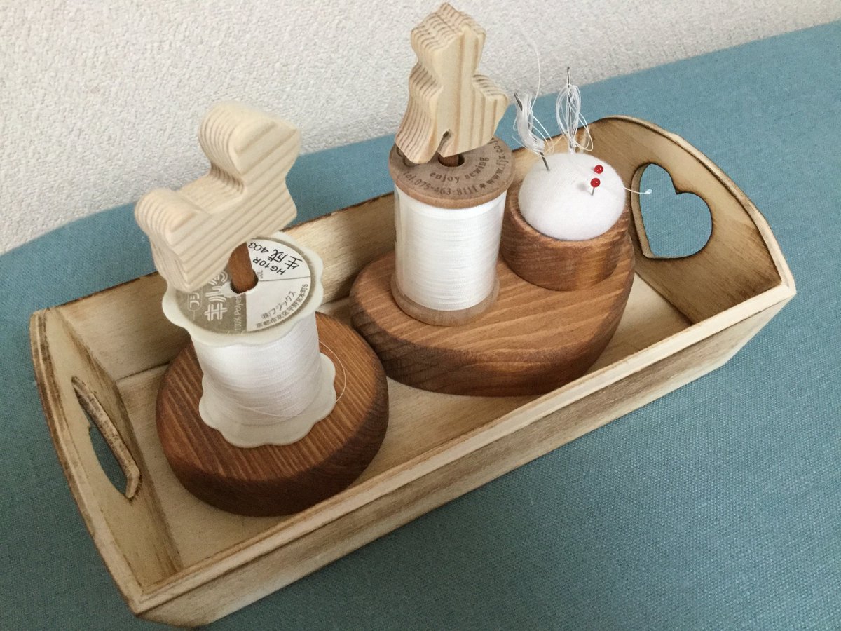 さ や 妖精の庭 ハンドメイドこども服 ワンピース V Twitter パッチワーク グッズとしては こんなのも ミンネで買った糸立て ダイソーでぴったりのトレーも見つけたよ 指ぬきやハサミも入れて持ち運べるよ