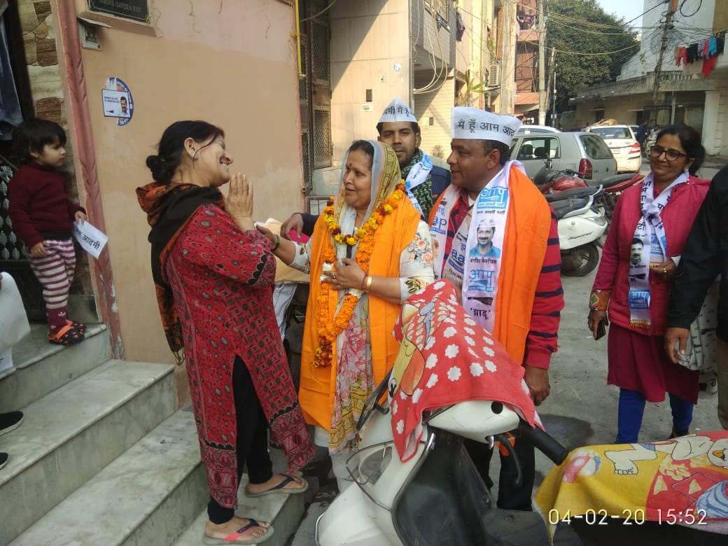 Dhanwati4AAP's tweet photo. राजौरी गार्डन विधानसभा में डोर टू डोर जन संपर्क करते हुए.
अच्छे होंगे 5 साल
दिल्ली में तो केजरीवाल
#walkwithAK
#KaamPeVote
#RajouriGardenWithAAP
@ArvindKejriwal
@AamAadmiParty
@AAPDelhi
@chowhanpriyanka
@iAmanUppal https://t.co/UfVNDctCAz
