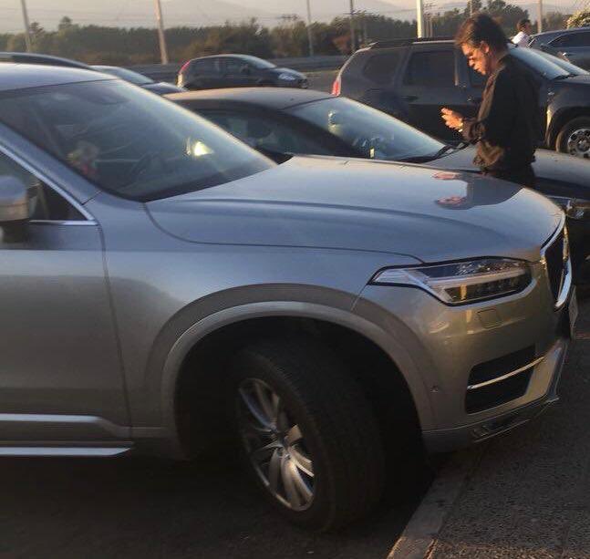 PiensaPrensa1's tweet photo. Buenos días compañeres. Queremos enviar un fuerte abrazo a nuestro eterno compañero @ematuranad quien luego de años de lucha junto al pueblo, pudo comprar su vehículo soñado. Una Volvo XC90 año 2020, 72 millones de pesos. Sigamos luchando como él. #BuenosDiasATodos #guevara https://t.co/XMxoop6VXI