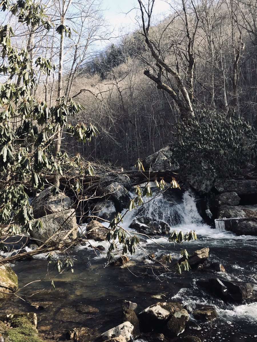 squatch_on's tweet photo. FIRST HIKE OF THE SEMESTER!! -Saturday/ Sunday this weekend (the 8th or 9th)
-10:00 at WEST END LOT, see the upcoming email for signups
-WE ARE HIKING THE CASCADES, 4 mile round trip, very easy trail, beautiful waterfall  (photos taken last January when it was still frozen) https://t.co/yfRrvejn9A