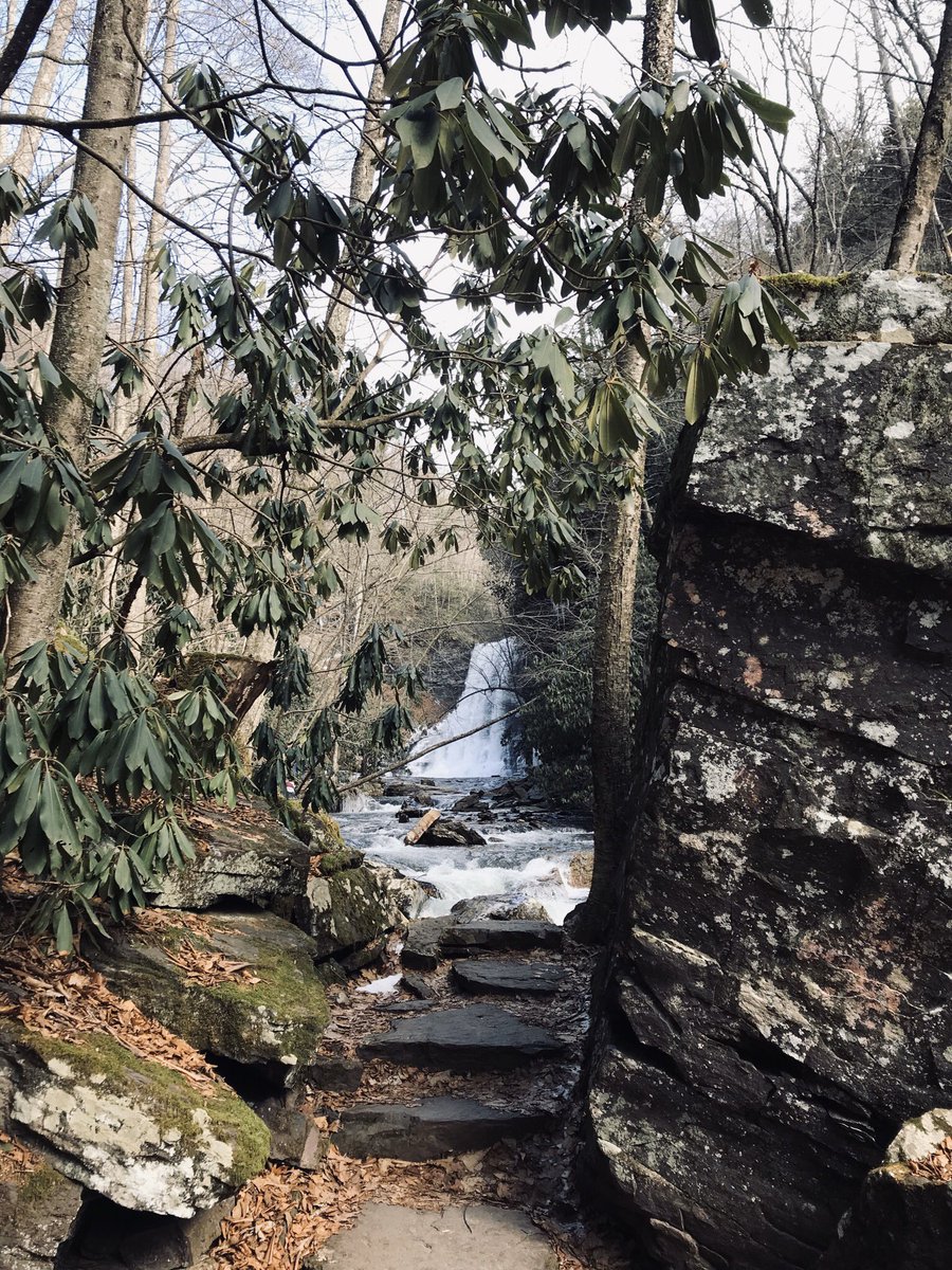 squatch_on's tweet photo. FIRST HIKE OF THE SEMESTER!! -Saturday/ Sunday this weekend (the 8th or 9th)
-10:00 at WEST END LOT, see the upcoming email for signups
-WE ARE HIKING THE CASCADES, 4 mile round trip, very easy trail, beautiful waterfall  (photos taken last January when it was still frozen) https://t.co/yfRrvejn9A