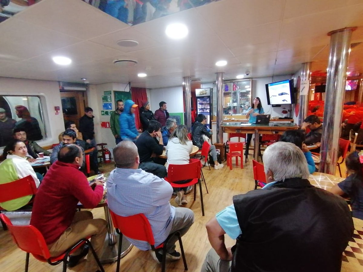 navieraustral's tweet photo. @FundacionMeri nos comparte estas fotos que dieron inicio a la campaña #BallenaALaVista con la primera actividad de #EducaciónAmbiental a bordo de la barcaza #Jacaf.
Con el objetivo de crear conciencia y estimular cambios de hábito en población local y turistas. https://t.co/SVgIZBzZJv