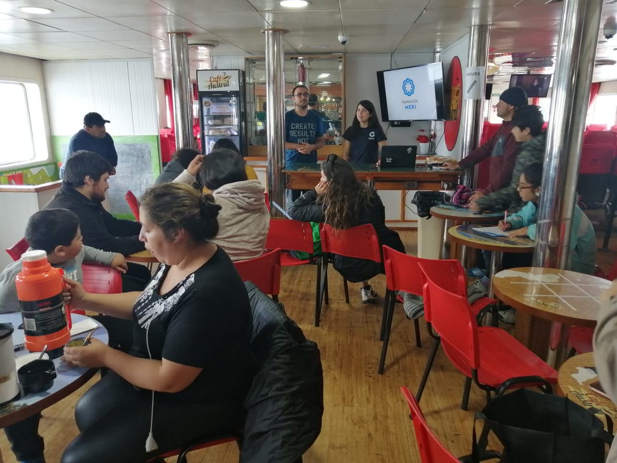 navieraustral's tweet photo. @FundacionMeri nos comparte estas fotos que dieron inicio a la campaña #BallenaALaVista con la primera actividad de #EducaciónAmbiental a bordo de la barcaza #Jacaf.
Con el objetivo de crear conciencia y estimular cambios de hábito en población local y turistas. https://t.co/SVgIZBzZJv