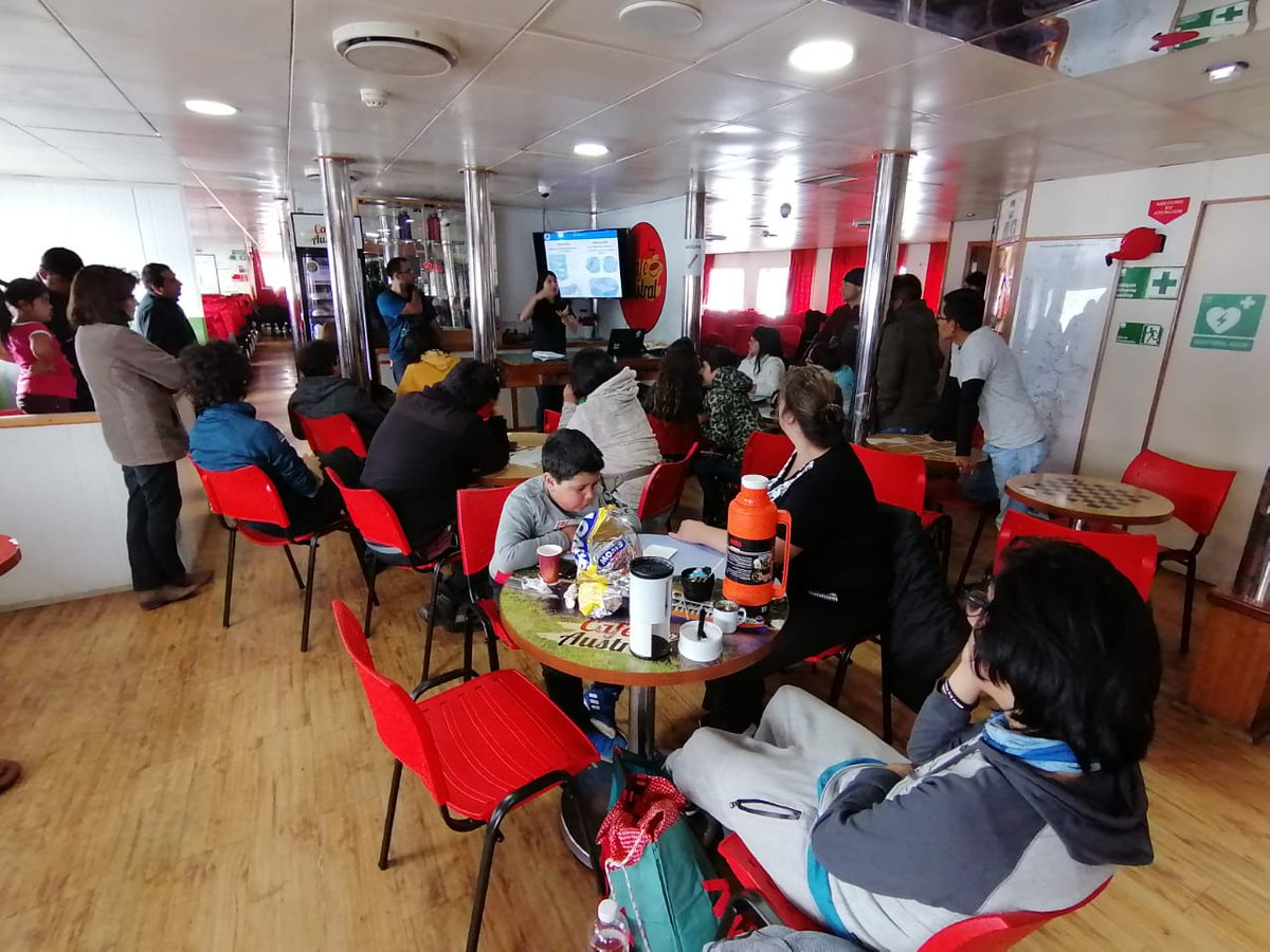 navieraustral's tweet photo. @FundacionMeri nos comparte estas fotos que dieron inicio a la campaña #BallenaALaVista con la primera actividad de #EducaciónAmbiental a bordo de la barcaza #Jacaf.
Con el objetivo de crear conciencia y estimular cambios de hábito en población local y turistas. https://t.co/SVgIZBzZJv