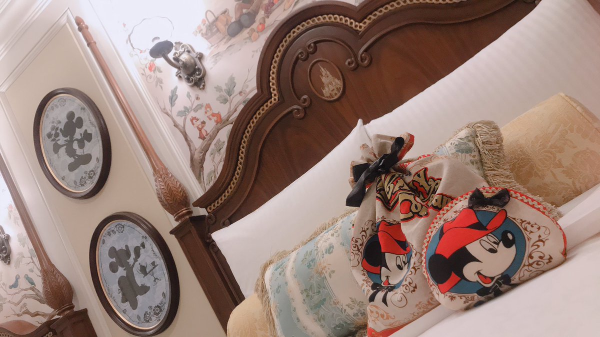 hiroko23894417's tweet photo. お友達がプレゼントしてくれたのめっっちゃかわいいーーー！
巾着は中も黒だったり見えてないけど下の方も切り替えで文字が入ってたり細かいところまで素敵ー！ https://t.co/swAfsWdl0b