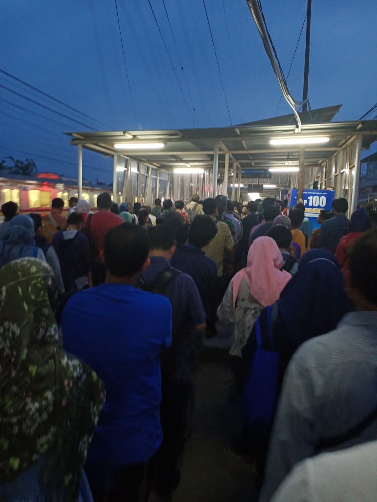 niwul_83's tweet photo. Niat pingin pulang cepet apa daya pintu keluaran stasiun bojong gede mengular 😣 @CurhatKRL @CommuterLine https://t.co/g5zbE5TVrY