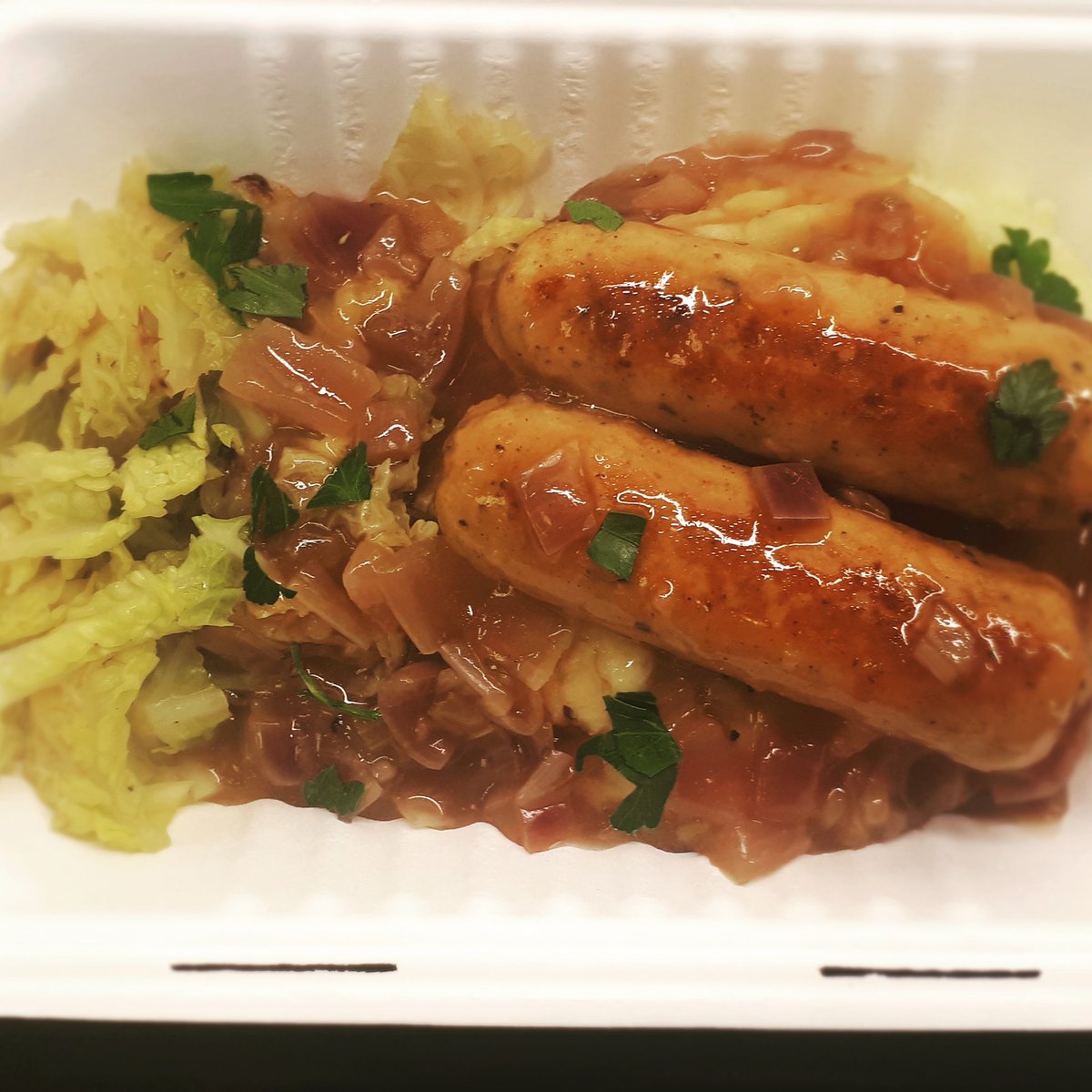 thattheredeli's tweet photo. 🙌🏼 BANGERS &amp; MASH 🙌🏼

Dreaming of a tasty lunch? We're serving up Linda McCartney Lincolnshire sausages with creamy mash, rich onion gravy &amp; savoy cabbage to warm you up and keep you going 'til tea time. Eat in, or take out in our eco-friendly compostable boxes 🌿👌 https://t.co/LBmwhUjiWp