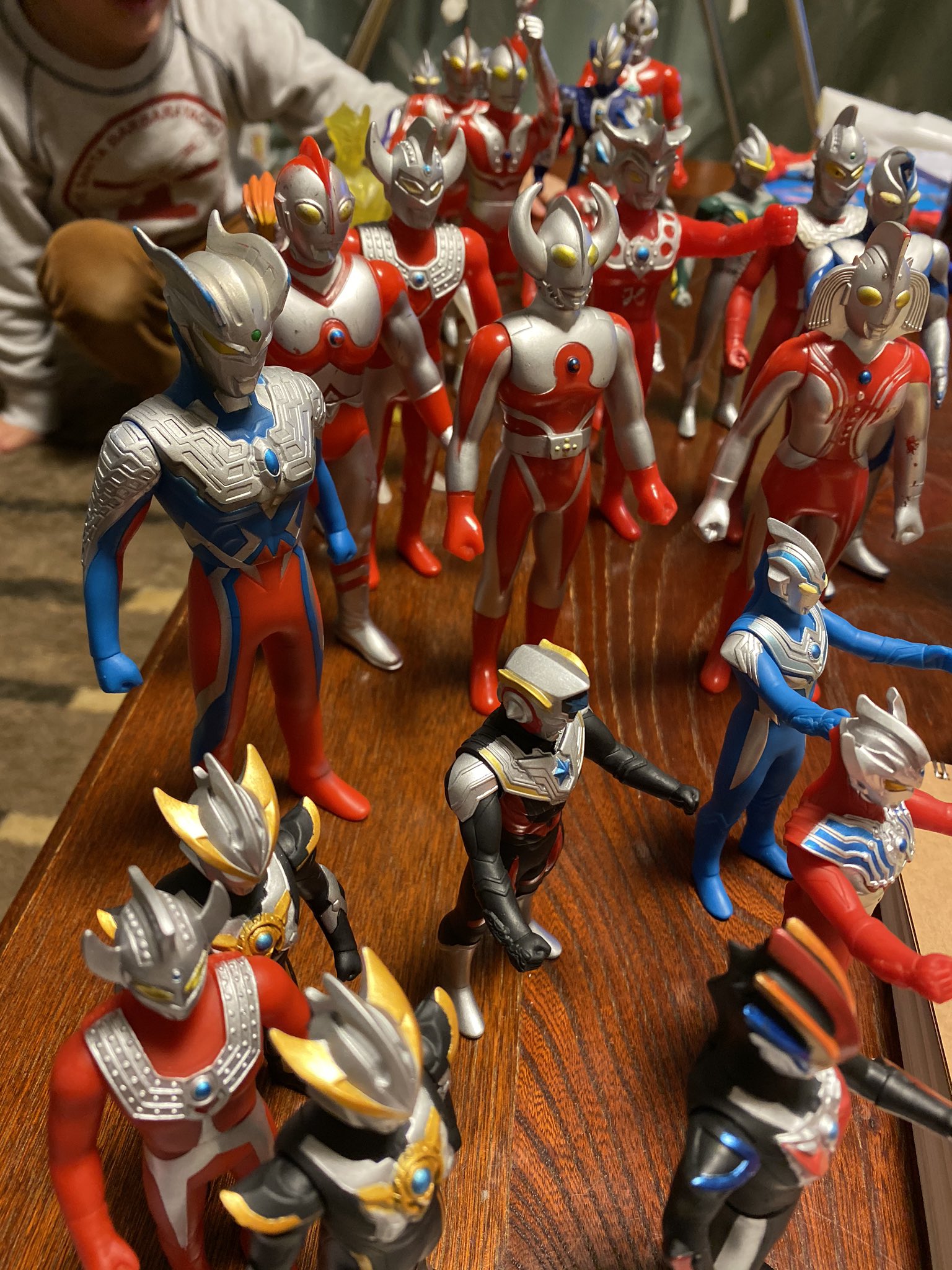 えっこ ウルトラマンキングが集まってくれと言い ウルトラ戦士達が集合 敵が現れたらしい 左腕を怪我した戦士も 5歳児とのウルトラマンごっこ ウルトラ戦士 ウルトラマン大好き T Co I6vo3vpvji Twitter