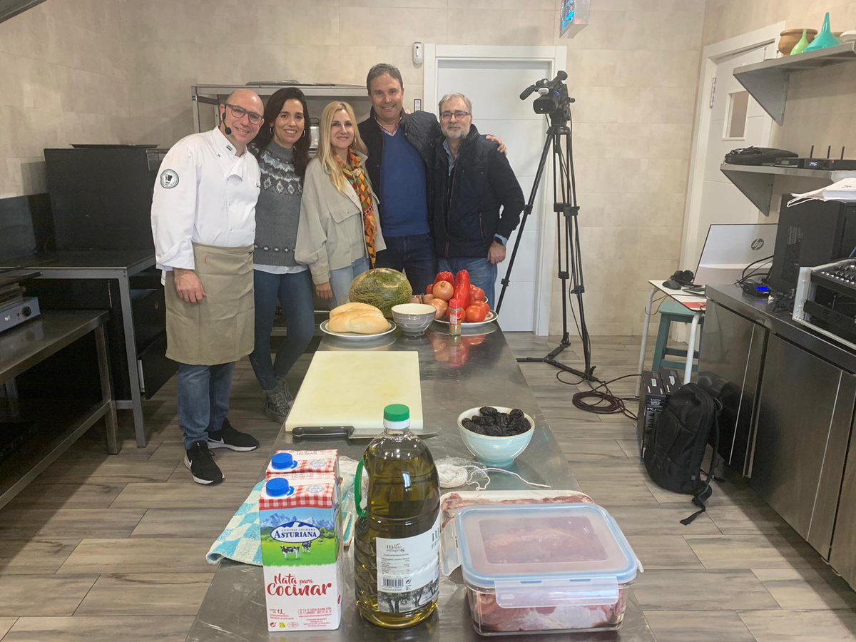 JacintaFernndez's tweet photo. Actividad de ERASMUS+ en el IES Bachiller Diego Sánchez de Talavera la Real: Taller de cocina #tradicionalextremeña impartido por #nuestrochef @JaviGarcia68 Gracias Javier! https://t.co/WaNZnjheyk