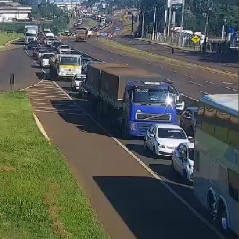 ecocataratas's tweet photo. Movimento segue intenso neste início de manhã na BR-277, em Cascavel. Até sexta-feira (07), a previsão é de movimento elevado devido ao evento Show Rural.

Redobre a atenção e acenda os faróis. 🚘
#ShowRural #ecocataratas #rodovia #movimento

📸BR-277 Km 582, em Cascavel https://t.co/dkVnUDueeE