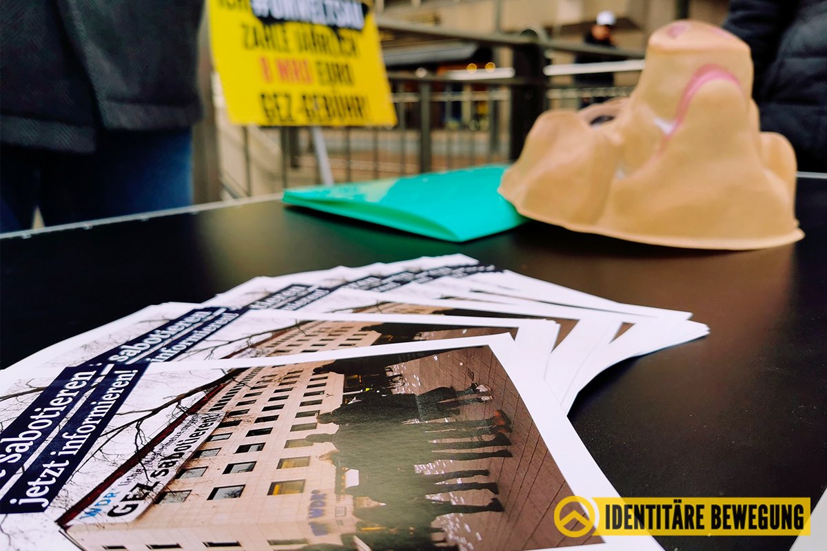 IB_NRW's tweet photo. +++ Infostände #GEZ-Kampagne +++
Vergangenes Wochenende hielten #identitäre Aktivisten in 3 Städten - #duisburg, #koeln und #muenster - Stände zur Aufklärung über die #zwangsgebühren und Wege des legalen Widerstandes ab. Auch der @WDRaktuell freute sich über erneuten Besuch! #örr https://t.co/OJHMGQwQfg