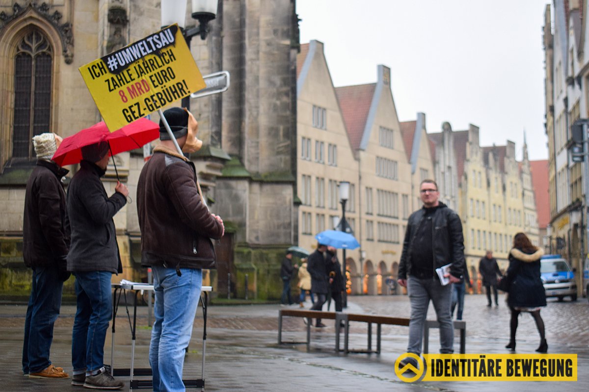 IB_NRW's tweet photo. +++ Infostände #GEZ-Kampagne +++
Vergangenes Wochenende hielten #identitäre Aktivisten in 3 Städten - #duisburg, #koeln und #muenster - Stände zur Aufklärung über die #zwangsgebühren und Wege des legalen Widerstandes ab. Auch der @WDRaktuell freute sich über erneuten Besuch! #örr https://t.co/OJHMGQwQfg