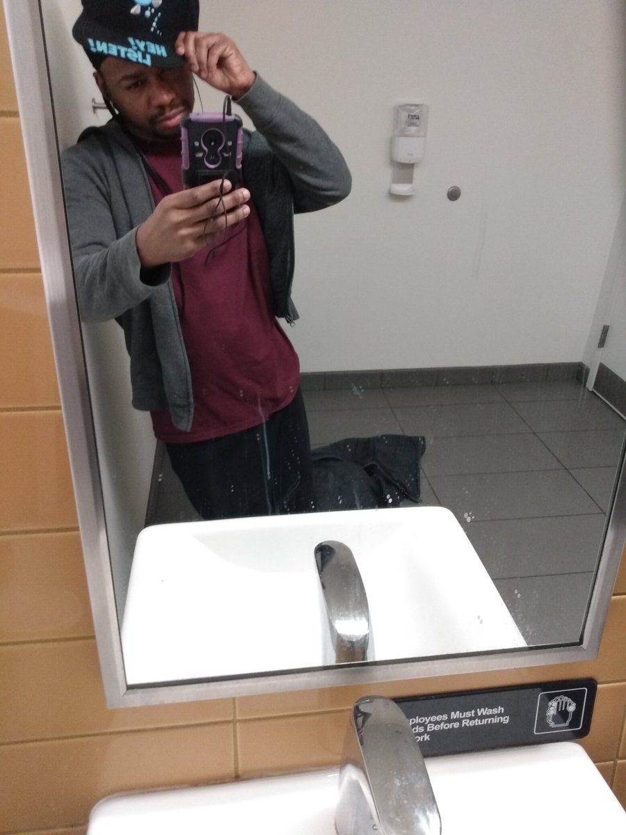 lonewolf2005's tweet photo. People trying to get in bathroom I'm doing a photo shoot lmao https://t.co/67tmVURTeo