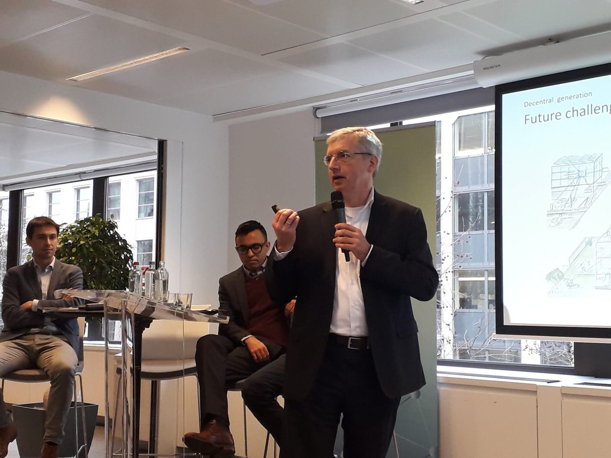 EDSO_eu's tweet photo. Digitalisation enables optimised various energy systems while increasing observability, controllability and automation is the way forwarded for efficient renewables integration according to @blackout8760 @innogy_en @EDSO_eu #electrons4future https://t.co/VX3GNrwKDc