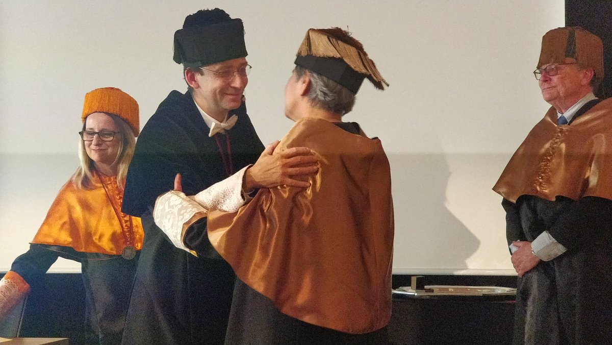 uramonllull's tweet image. 🎓  Moment d’investidura de l’arquitecta Anne Lacaton com a doctora Honoris Causa #URL, a càrrec del #RectorURL @JosepMGarrell #HCLacaton