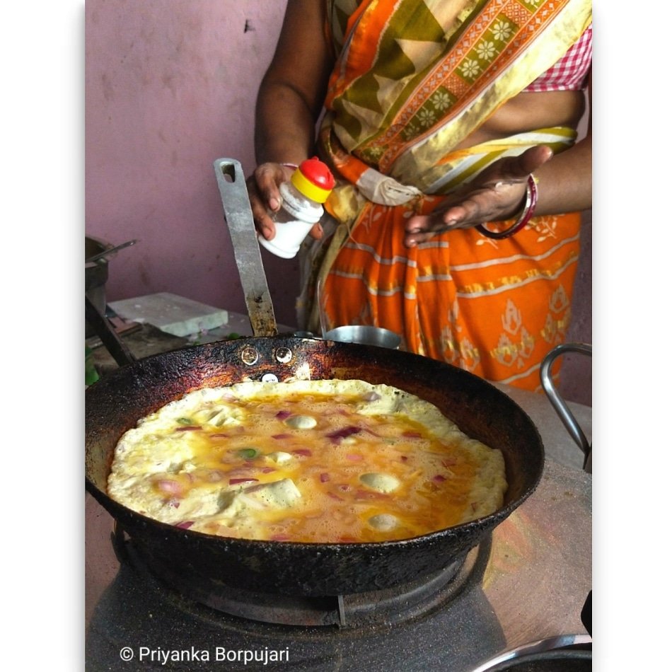 Omelette power for long days.Kishanganj, Bihar.Using food to pause on the  @outofedenwalk. Always.With  @PaulSalopek, whose appetite for stories surpasses that for food (unless it's omelette, or something flavoured with chocolate) #EdenWalk  #slowjournalism