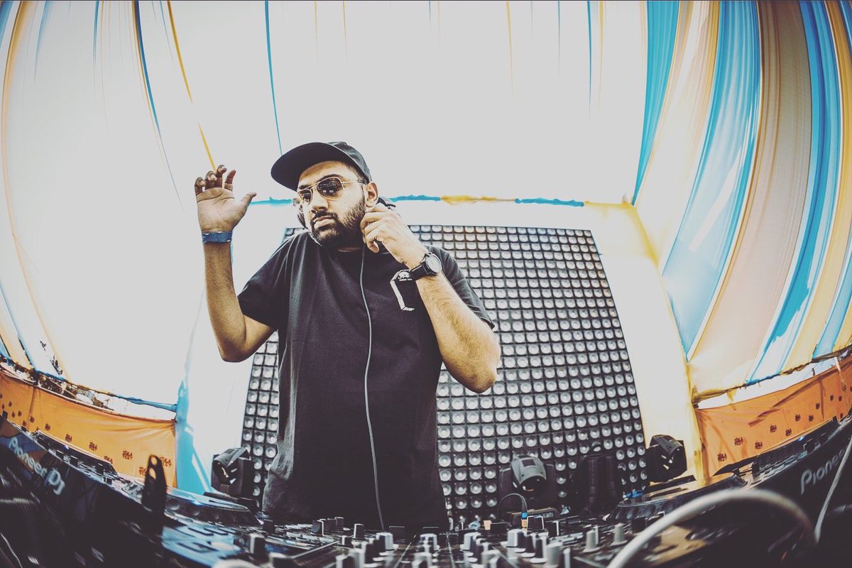 This Sunday, I’ll be making weird shapes with my hands while playing a fun DJ set in Hyderabad alongside the one and only <a href="/Murthovic/">㎡ㄩЯɬｻ◊</a> 🙌🏽 thank you <a href="/musifixindia/">Musifix</a> for having me 🙏🏽😅