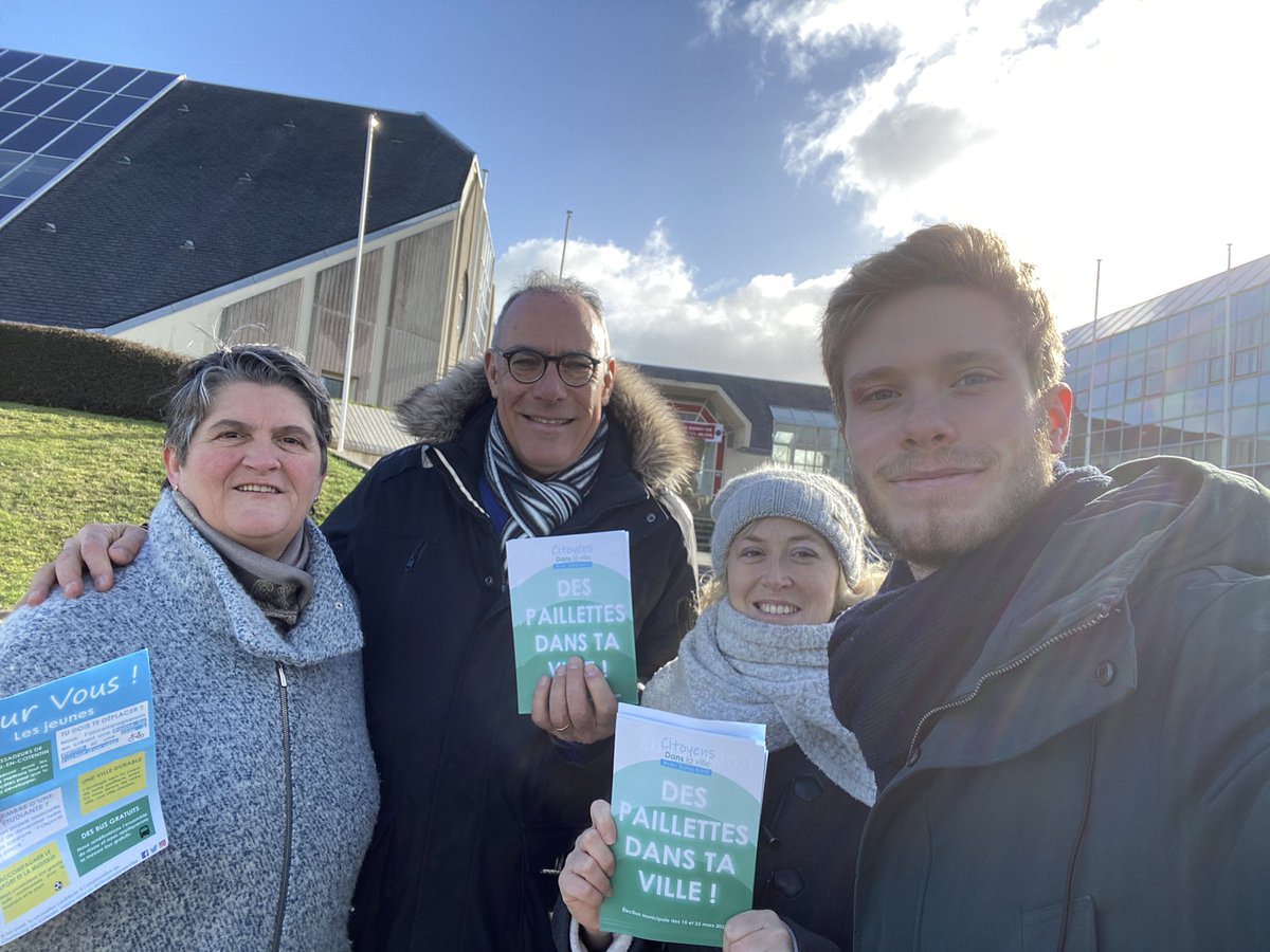 CitoyensVille's tweet photo. Des paillettes dans ta ville ✨
Tractage devant l’IUT de #Cherbourg-en-Cotentin pour distribuer notre « Pour Vous ! Les Jeunes ».
#BougeTaVille https://t.co/cNrbMh6OfX