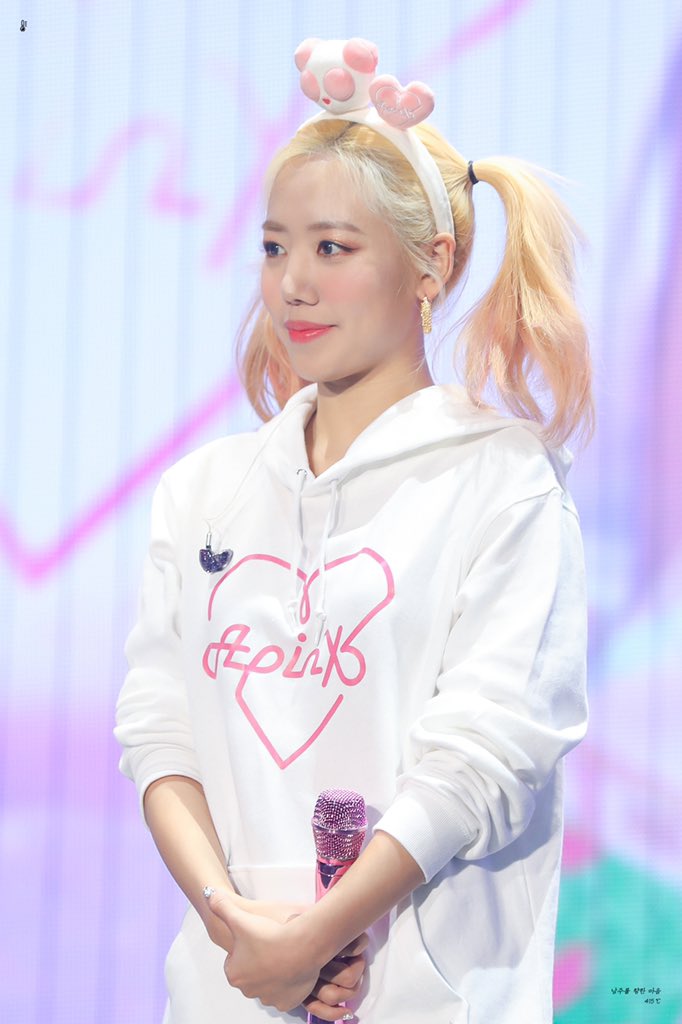 Heart_KNJ415's tweet photo. 200202 PINK WORLD #에이핑크 #남주 (@APINKKNJ) 
#김남주솔로기원 응원할게💛💙 https://t.co/ZXrFoXotDc